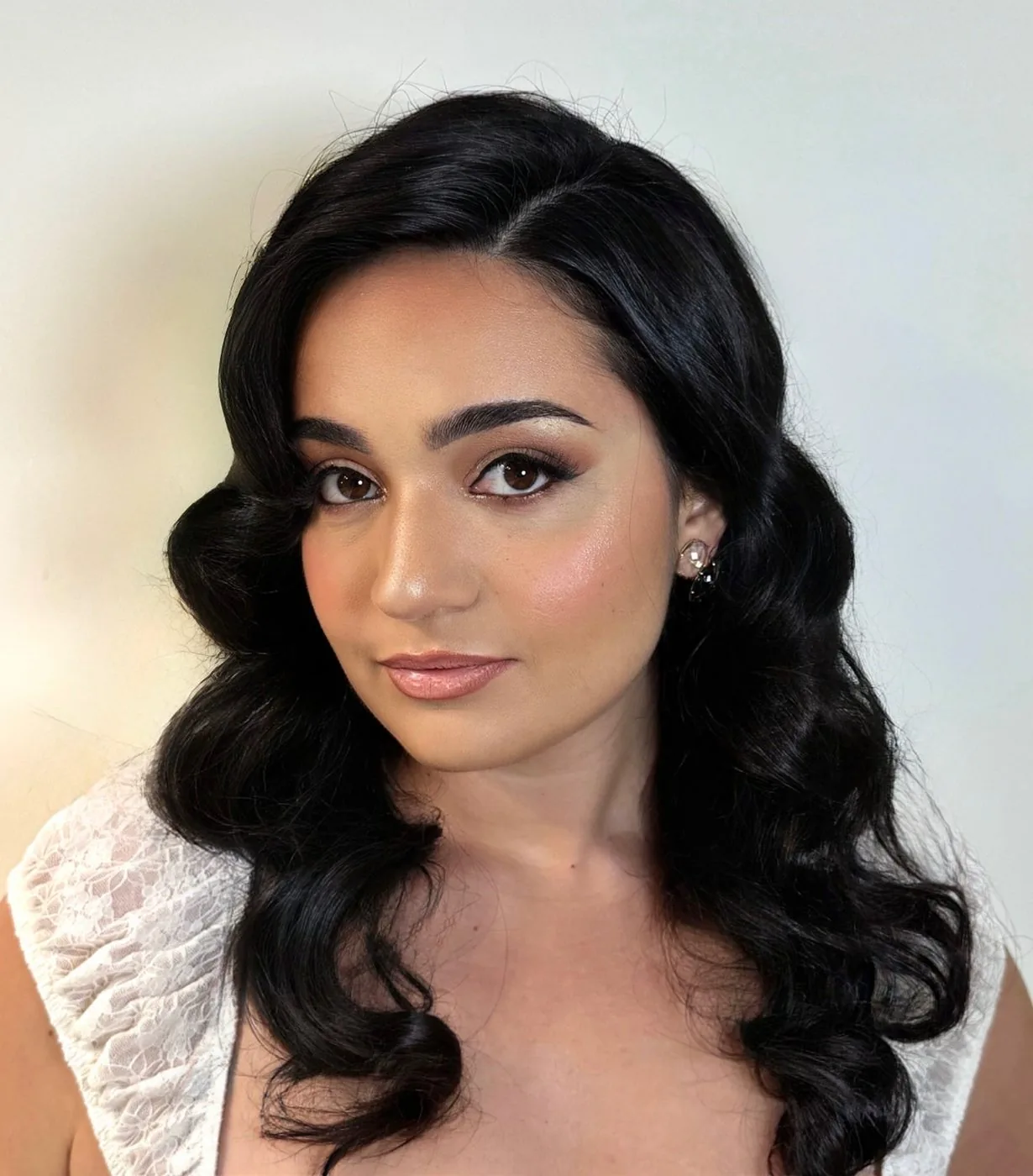 Bridal glam makeup with glossy waves